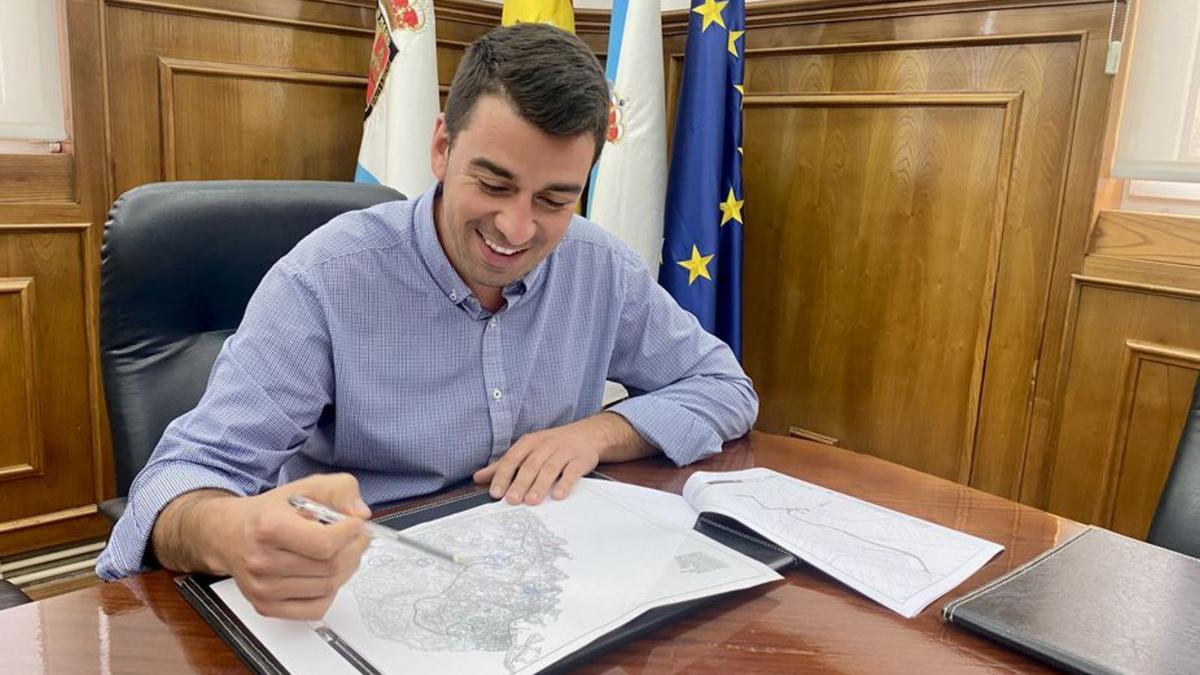 El edil Pablo Novas presentando el Plan de Pavimentación. |   // FDV