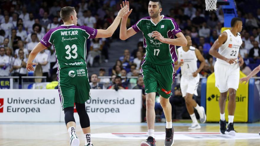 Wiltjer y Shermadini se saludan en el partido jugado ante el Real Madrid, el último perdido por los verdes.