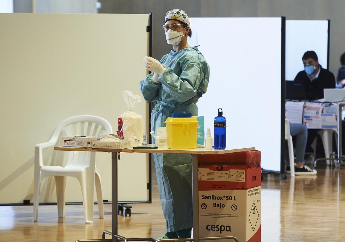 Una sanitaria, en un dispositivo de vacunación en Cantabria.