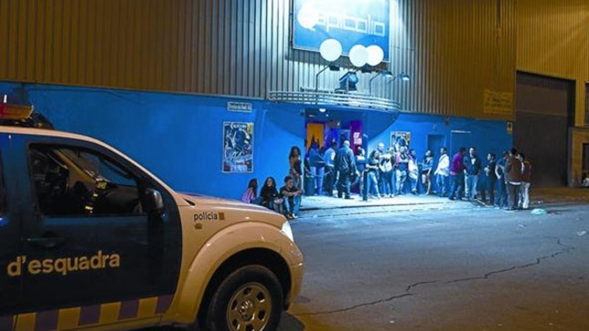 Un coche de los Mossos se coloca ante la entrada de la discoteca Capitolio, en el polígono Femades de Cornellà.