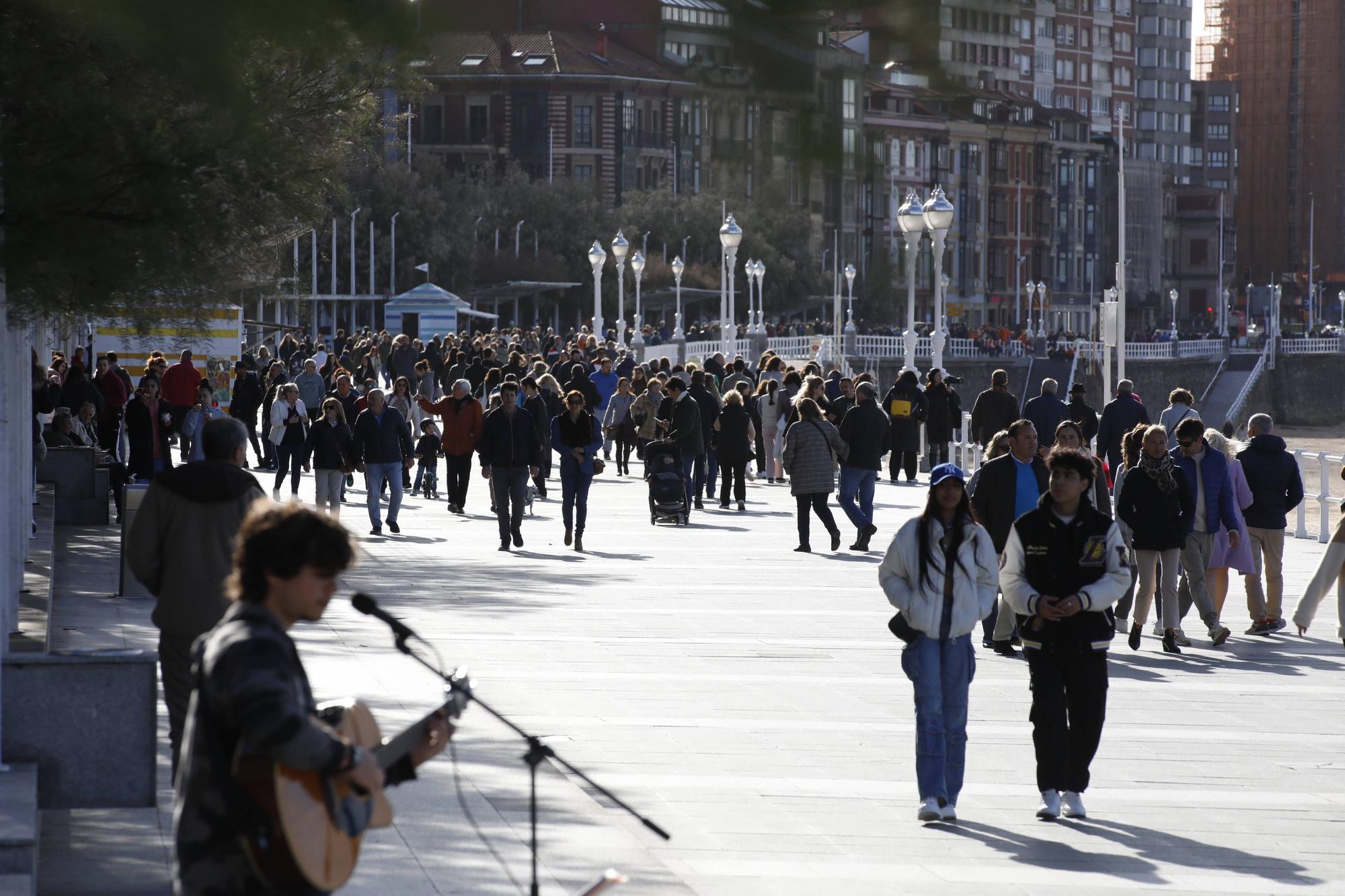 En imágenes: Ambiente de turistas en Gijón por el puente de mayo
