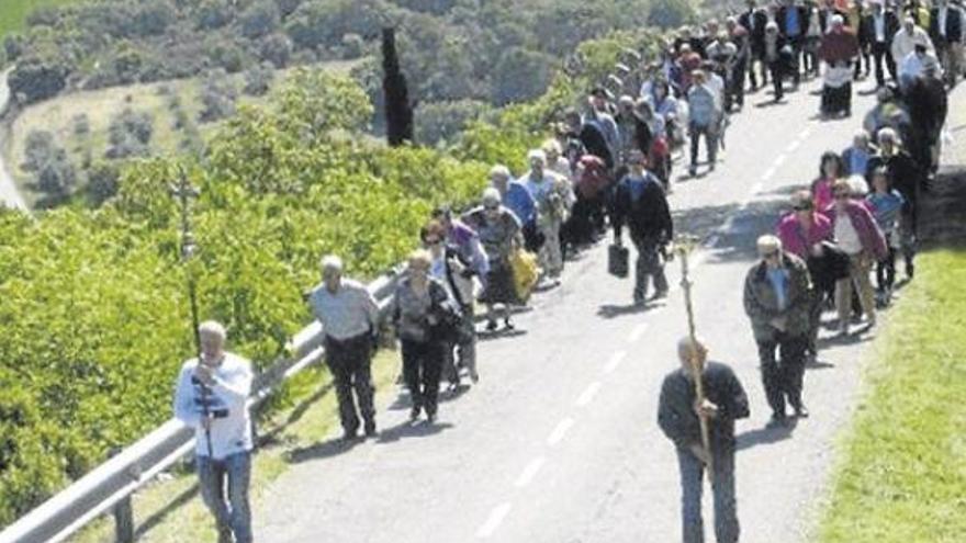 Miles de personas inician las romerías en el Día de la Alegría