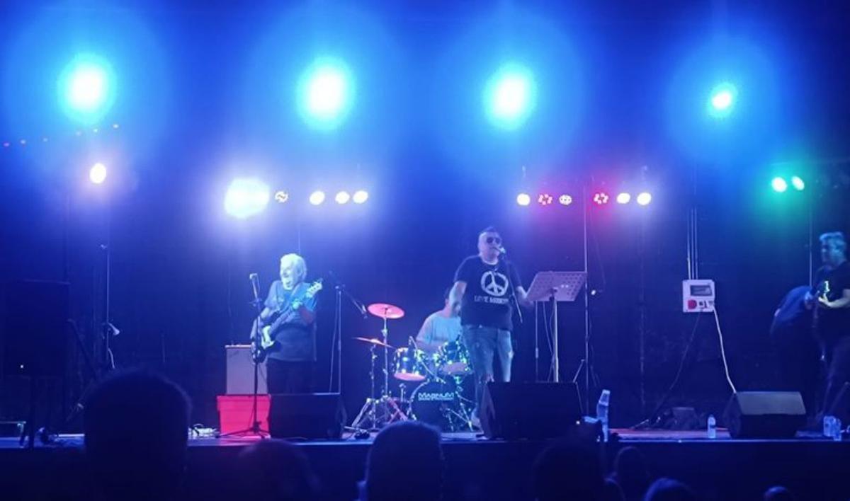 El grupo Cruze tocó versiones de la mejor música española.  | SERVICIO ESPECIAL