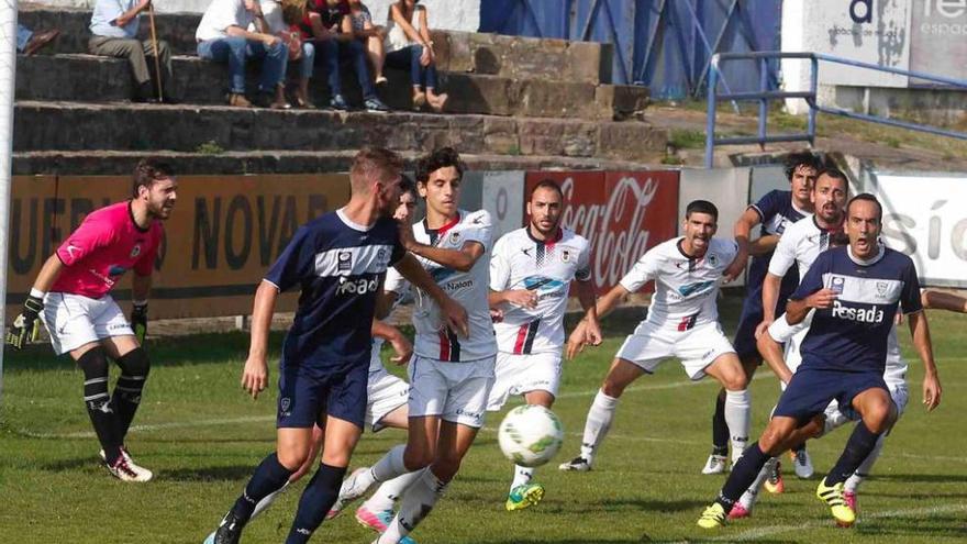 Trabanco, Llerandi y Cárcaba buscan el remate en el área langreana ante los defensas Luis Nuño, Pablo Acebal, Nacho Calvillo y Espolita, con el portero Adrián Torre atento.