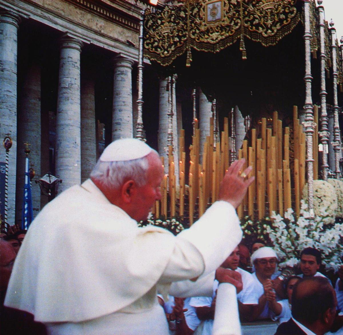 Juan Pablo II ante la Virgen de los Escolapios en el Vaticano