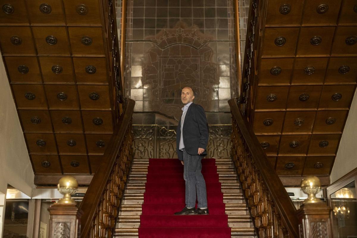 El alcalde de Ourense, Gonzalo Jácome, en la escalera de acceso al Concello.