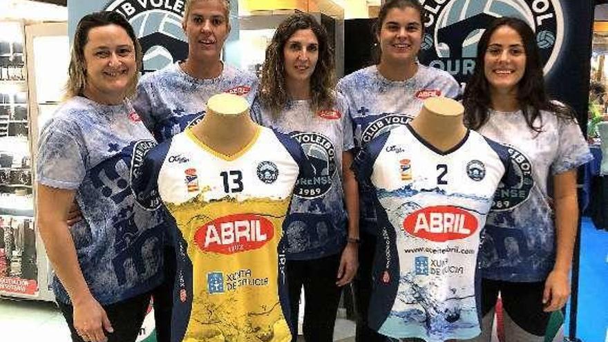 Las nuevas equipaciones, ayer durante la presentación. // FdV