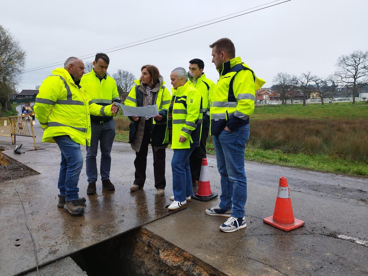 La alcaldesa Eva María Pérez, en el centro, junto a ediles y técnicos en la visita a la obra