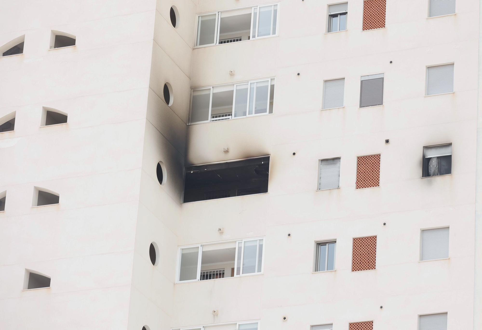 Así ha quedado el edificio de la avenida Mariners afectado por el incendio en La Vila Joiosa