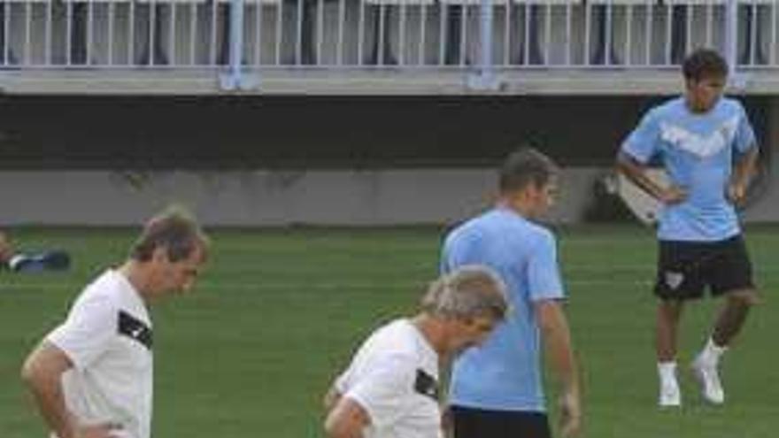 Pellegrini, pensativo, junto a su ayudante, Rubén Cousillas, durante el entrenamiento.