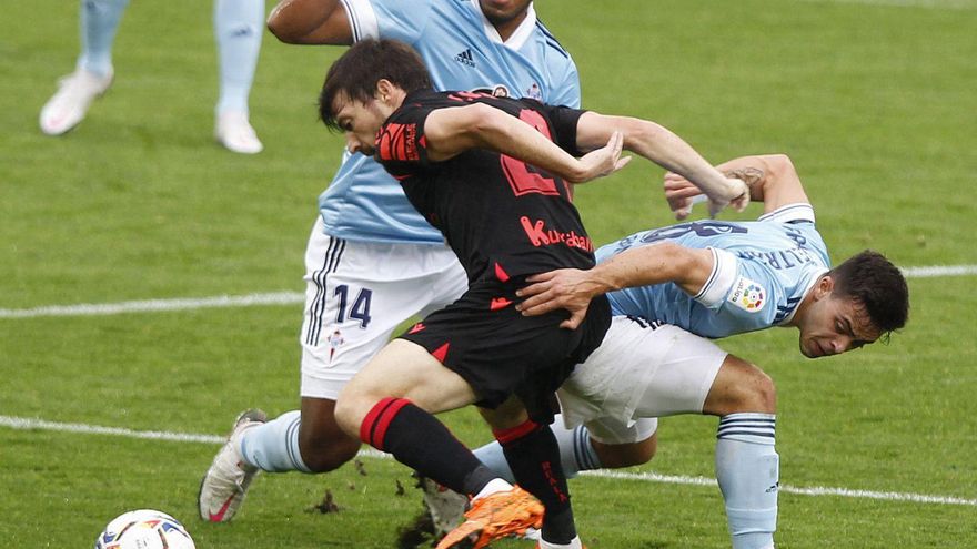 Beltrán cubre a David Silva en un partido contra la Real Sociedad. | // R. GROBAS