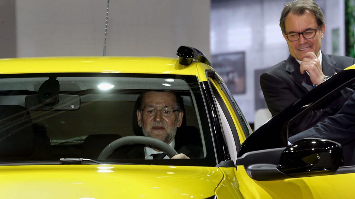 Mariano Rajoy y Artur Mas en el salón del automóvil