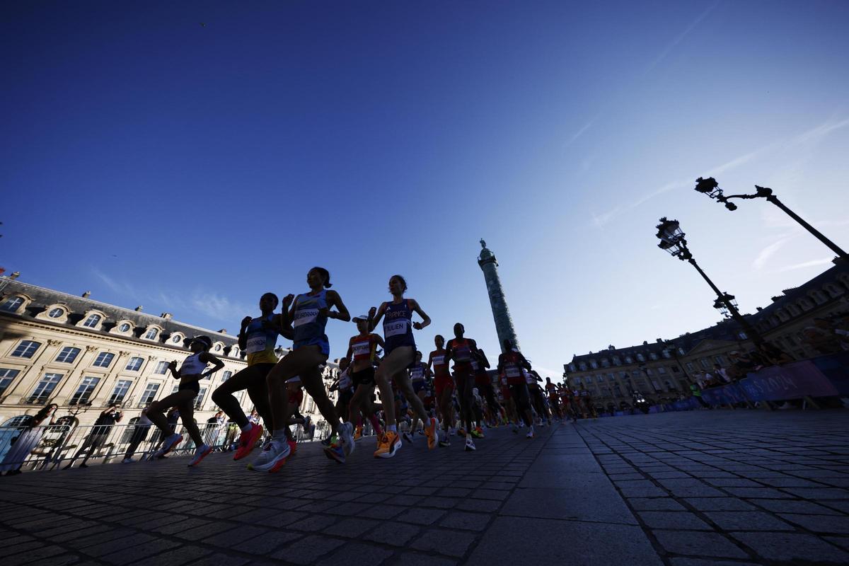 Las atletas pasan por la plaza Vendome durante la prueba de maratón femenina en los Juegos Olímpicos de París 2024