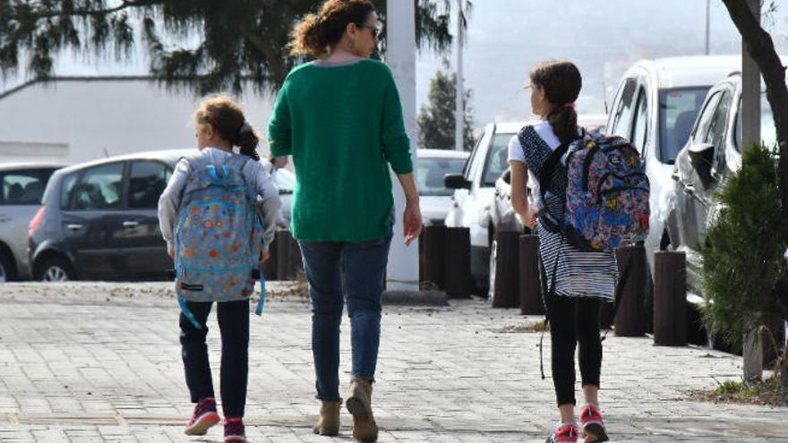 Una madre recoge a sus hijos a la salida del colegio