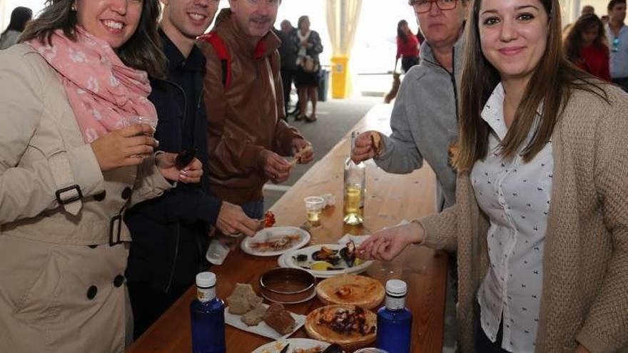 Degustación de mejillones y otras viandas. // Muñiz