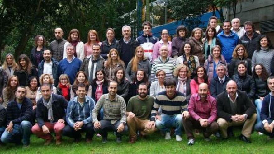 Foto de familia de los profesores actual del Colegio El Pilar incluido su director, Carlos Formigo, segundo por la derecha en primera fila.  // Maristas