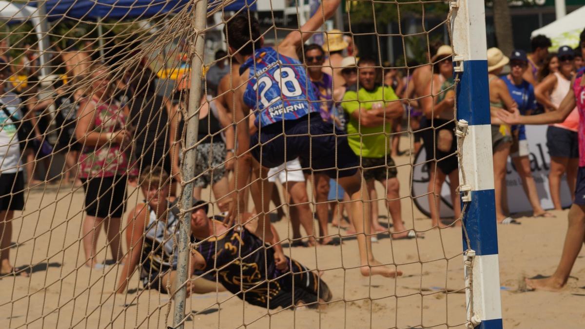Imagen de un partido de balomano playa