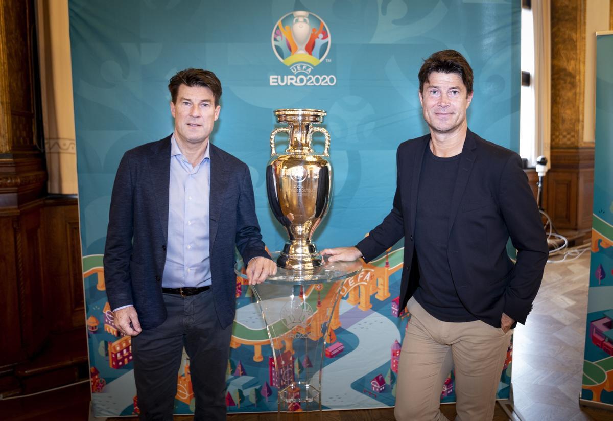 Michael Laudrup (izquierda) y su hermano Brian, en mayo de 2021, en un acto de recepción del trofeo de la Eurocopa 2020, en Copenhaguen.