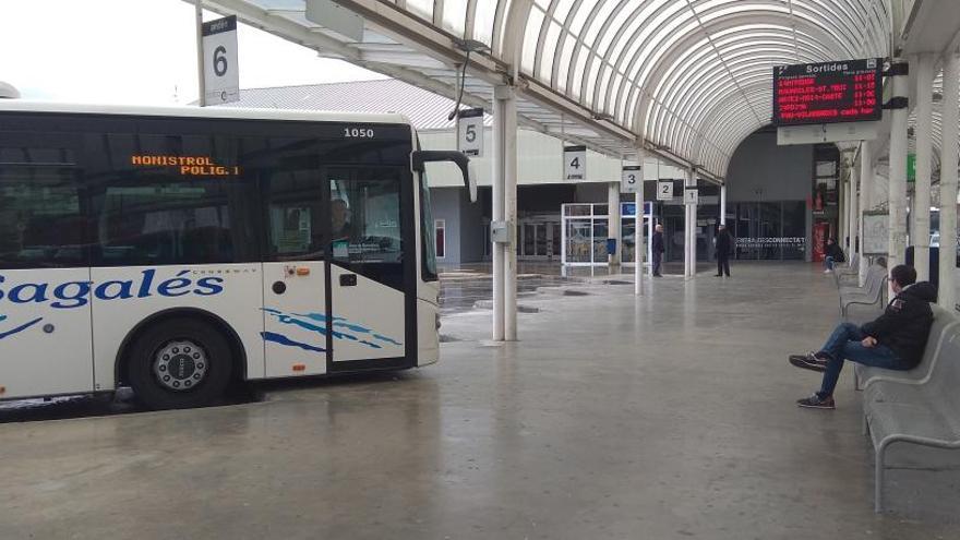 Un passatger esperant un autobús a l&#039;estació de Manresa |