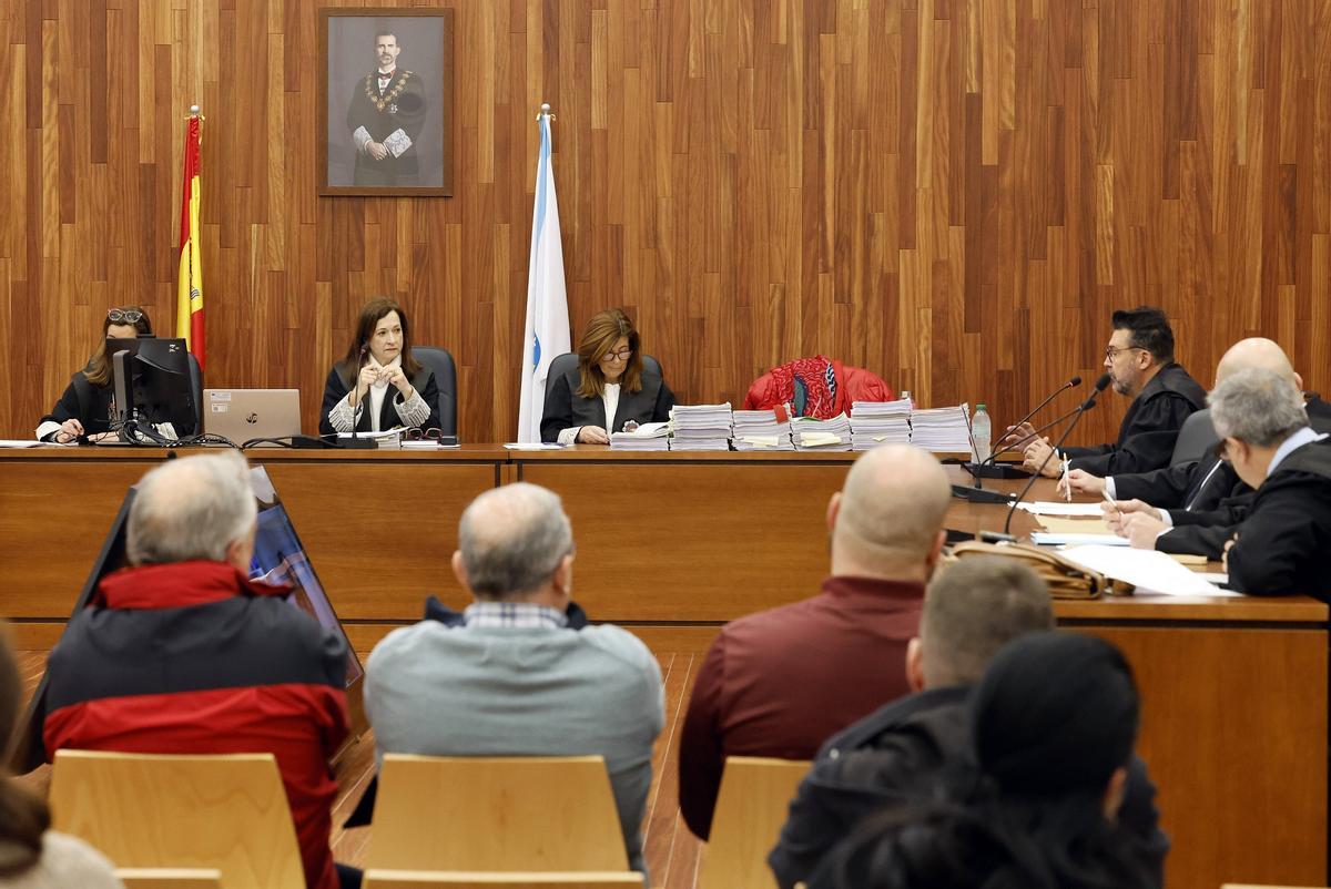 Los acusados de construir narcolanchas en Vigo y Portugal en la macrosala de la Ciudad de la Justicia de Vigo