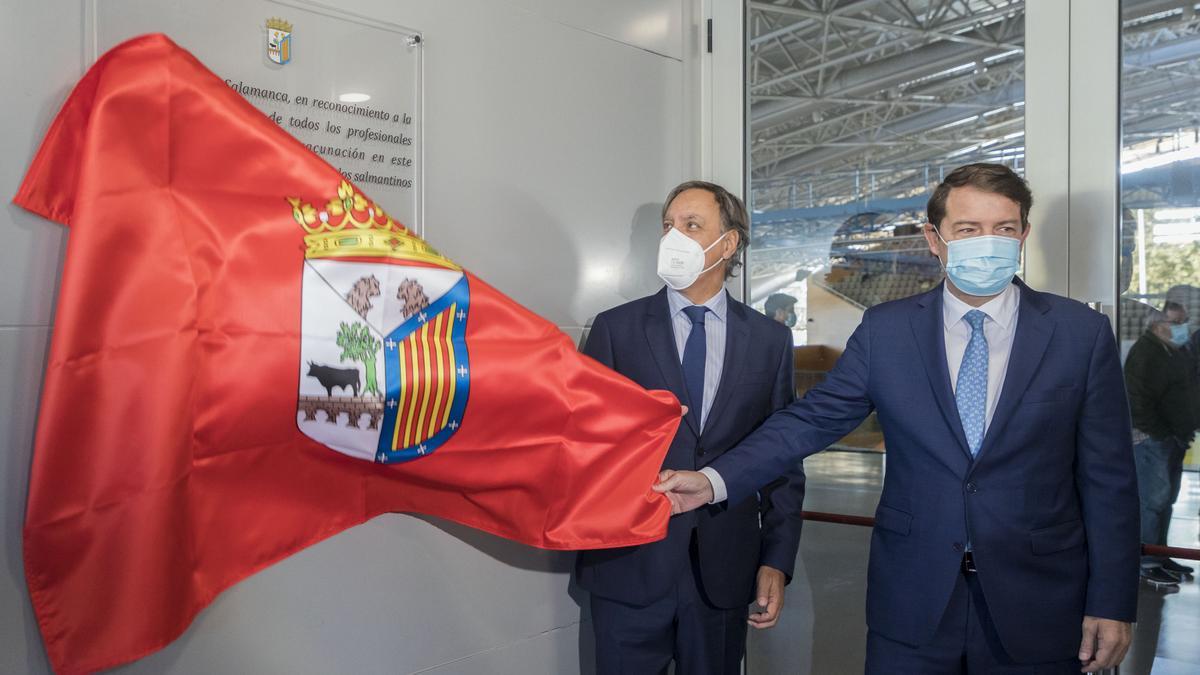 Mañueco durante el acto de clausura del que ha sido el vacunódromo de Salamanca.