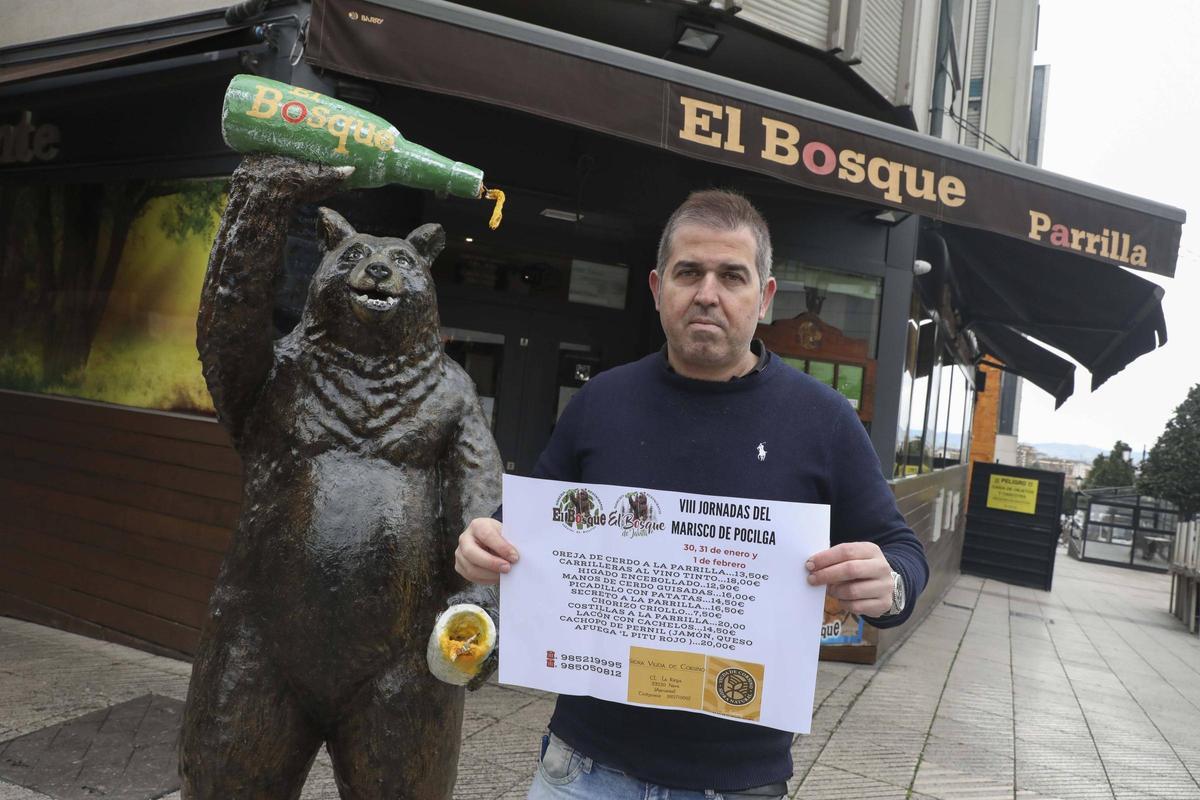 Diego Javita con el cartel de las jornadas.