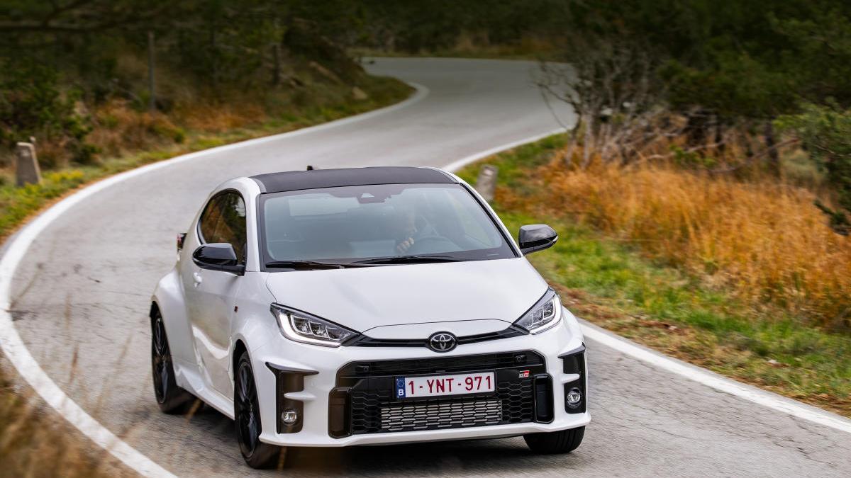 Las llantas de aluminio forjadas, con las pinzas en rojo si se opta por el Circuit Pack, o los distintivos Gazoo Racing, marcan el carácter deportivo de este Yaris de altas prestaciones nacido del mismo campeonato del mundo de rallies WRC.