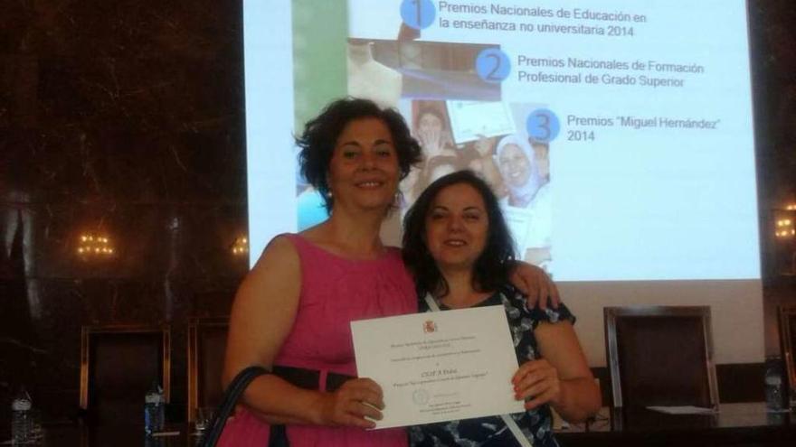 Elena Peña y Luisa Vidal, con el diploma que acredita el premio ganado por el CEIP A Pedra.