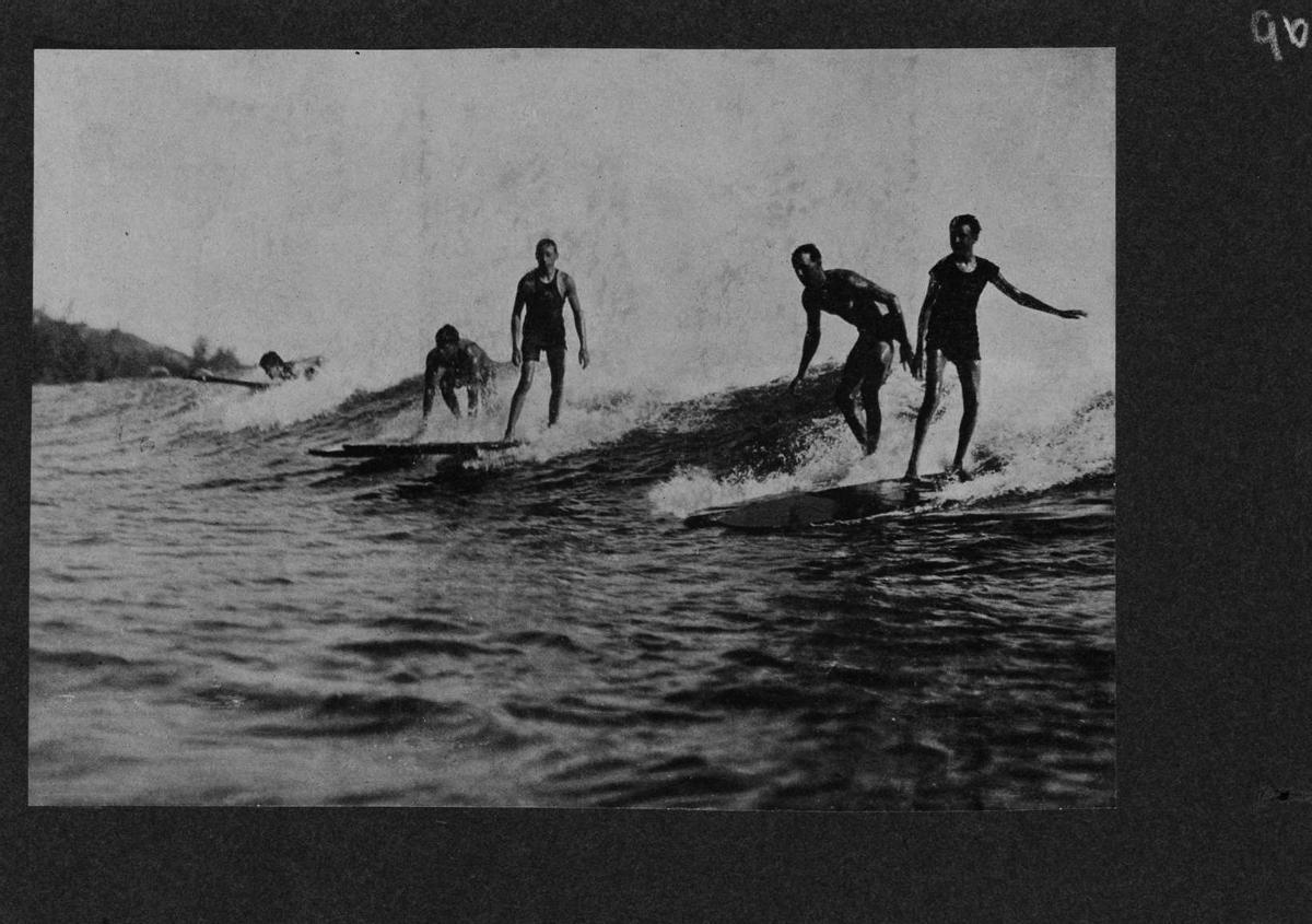 Surfistas fotografiados por Jack London en Waikiki, en 1907