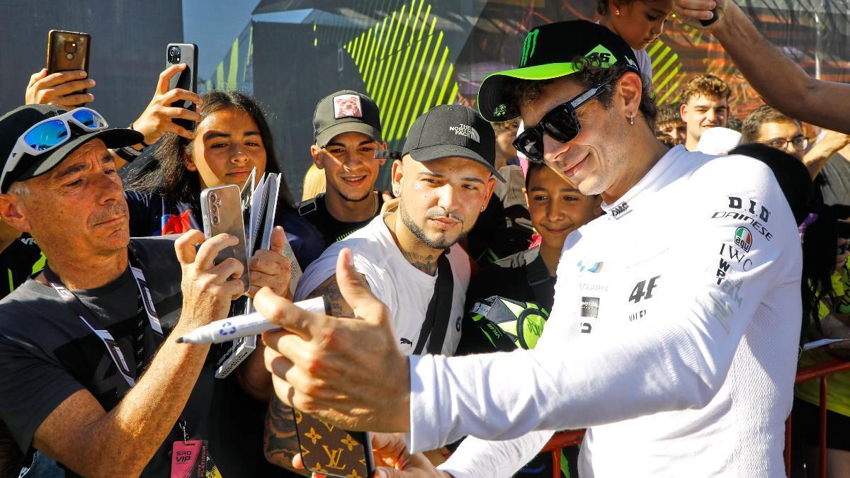 Valentino Rossi, con los fans en el Circuit