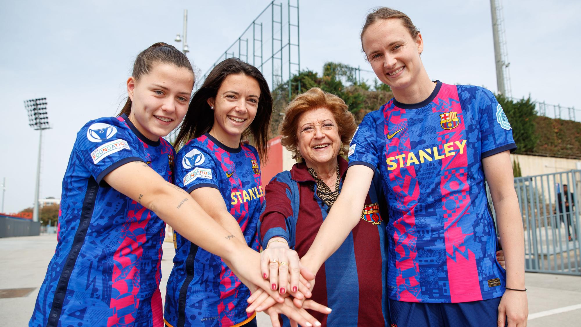 La pionera Carme Nieto posa junto a Pina, Aitana y Hansen