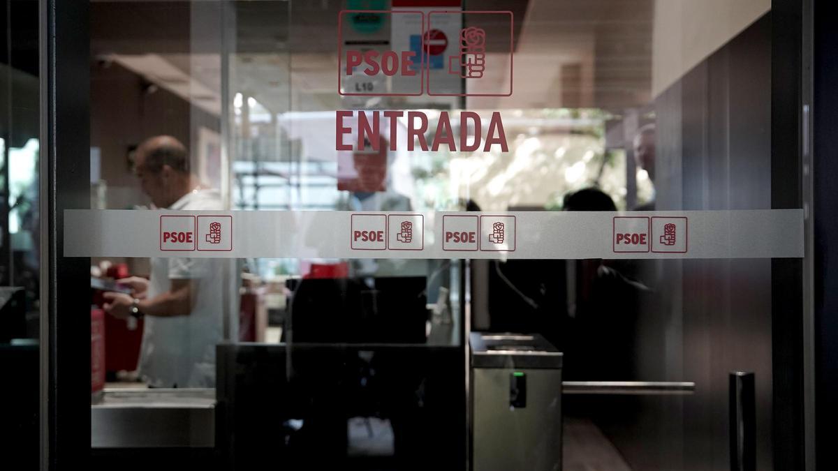 Miembros de la UCO de la Guardia Civil han entrado en la sede del PSOE para requerir información.