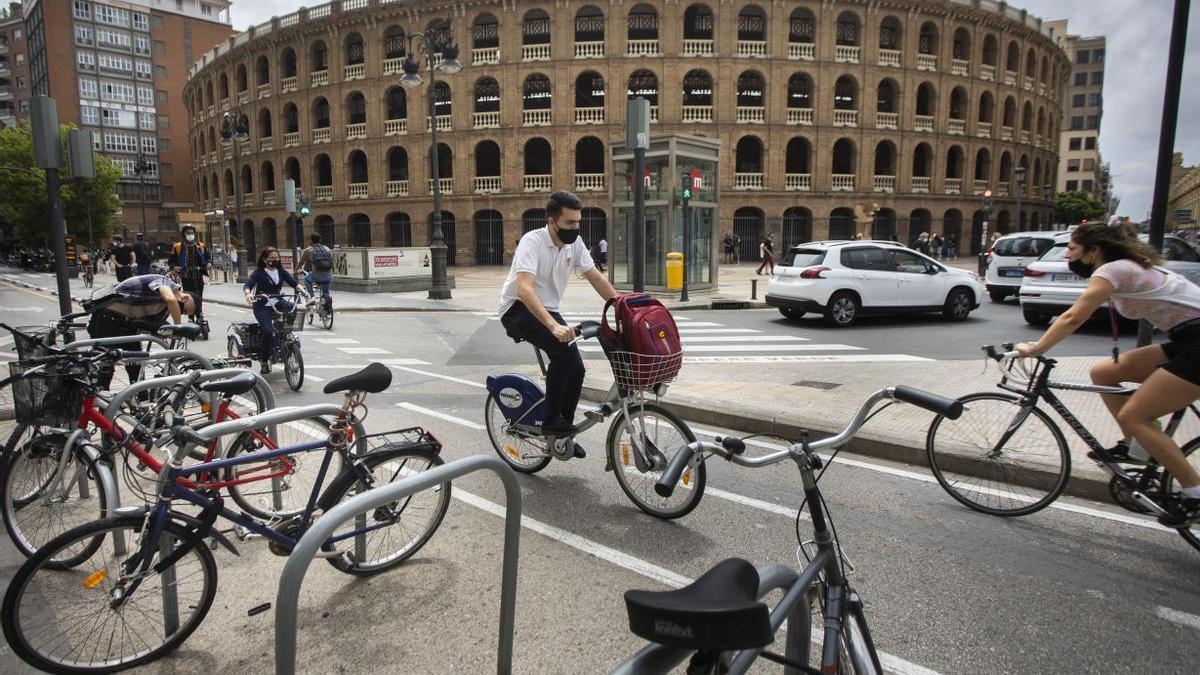 Ciclistas en València en el Día Mundial de la Bicicleta