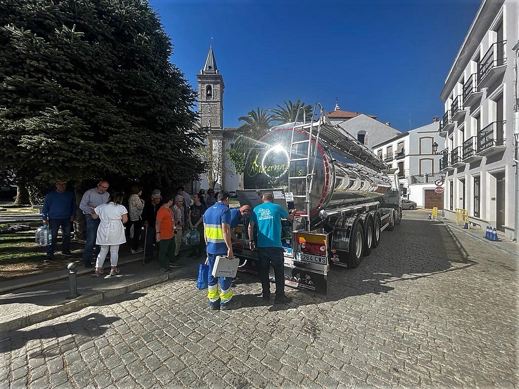 El primer camión cisterna reparte agua en Pozoblanco