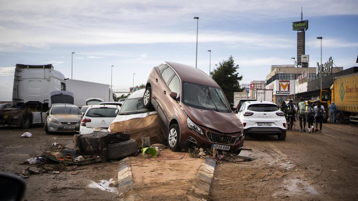 Coches apilados junto a la Pista de Silla tras la dana del 29 de octubre.