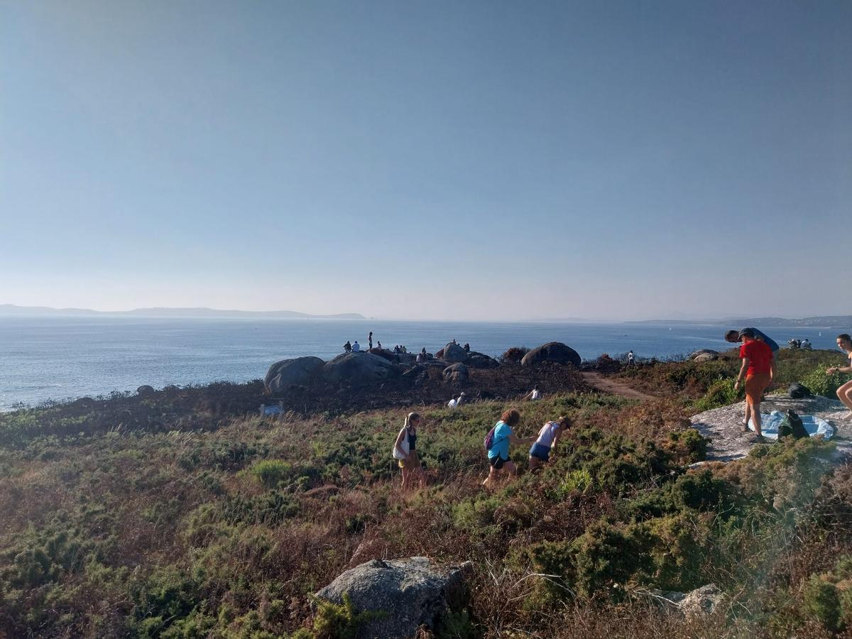Vecinos y visitantes en Cabo Udra para el eclipse solar. Vecinos y visitantes en Cabo Udra para el eclipse solar.