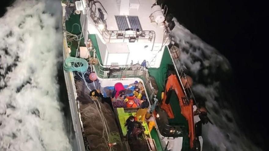 El barco &quot;Mi Nombre Cinco&quot;, esta madrugada, cuando fue evacuado su tripulante.