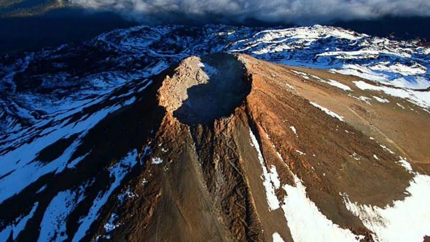 Imagen aérea del pico del Teide, la montaña más alta de España.