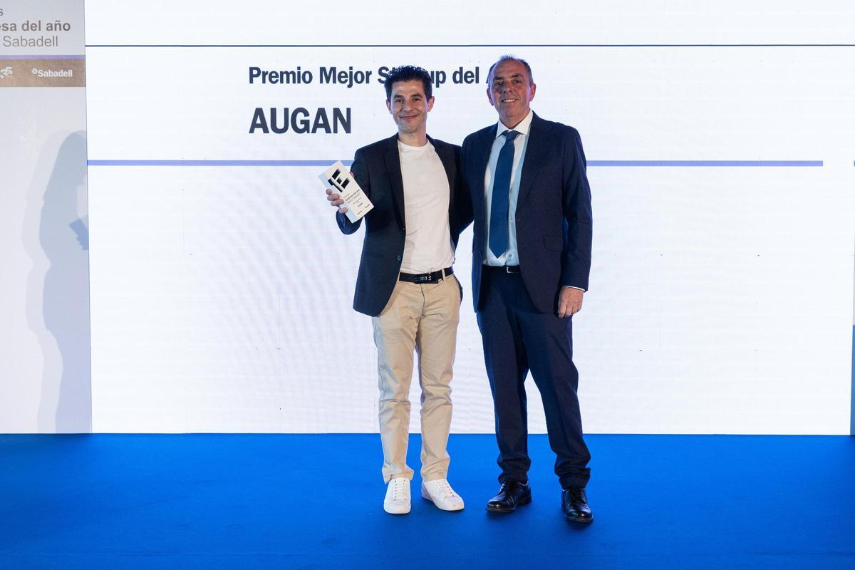 Eloy Garrigues, fundador y CEO de Augan recibe el premio de manos de Luis Miravilla, director del Equipo de Empresas Aragón y La Rioja del Banco Sabadell.