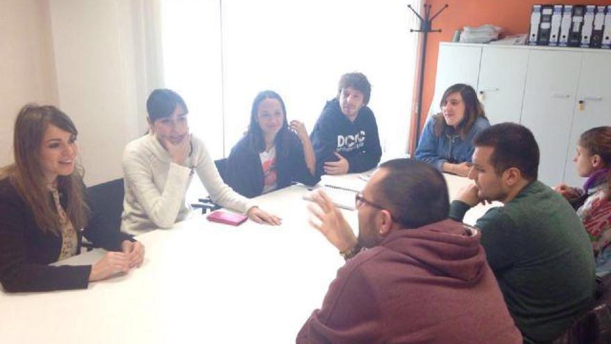 La concejala Rebeca Pérez en una reunión con el club de idiomas de Murcia en una imagen de archivo