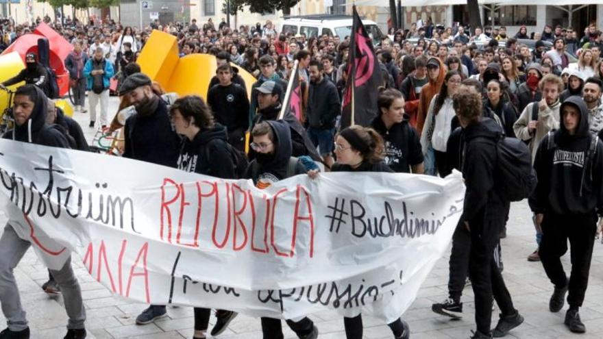 Bloquegen durant hores els accessos a la seu del Govern a Girona