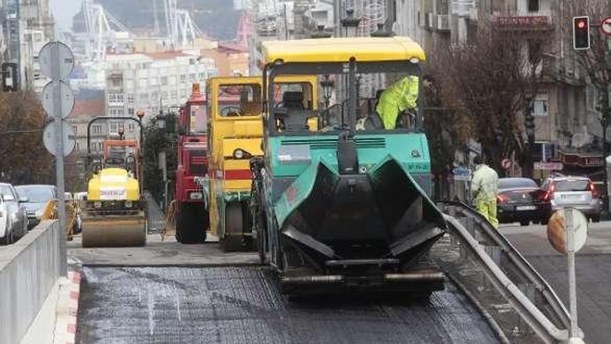 Máquinas asfaltando el túnel de Plaza de España.