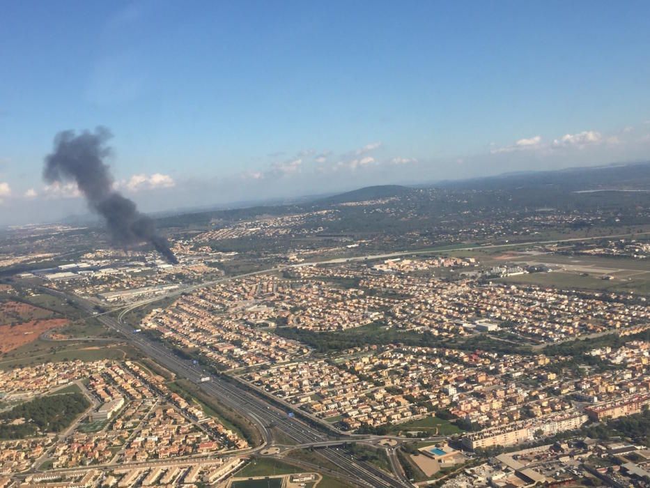 El incendio del polígono de Marratxí, visto desde el aire