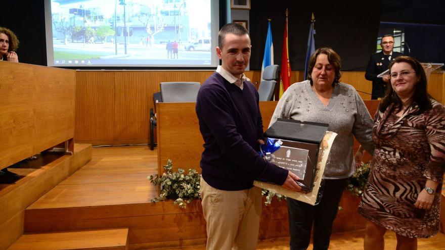El hijo del doctor Villoch, Javier, recibe una placa y un diploma de manos de la alcaldesa y de la edil Pilar Nogueira. | G. Núñez