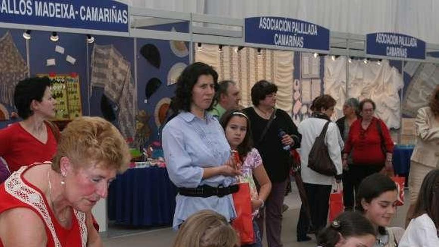 Niñas palilleiras de Camariñas, en la Mostra del año pasado. / m. c. s.