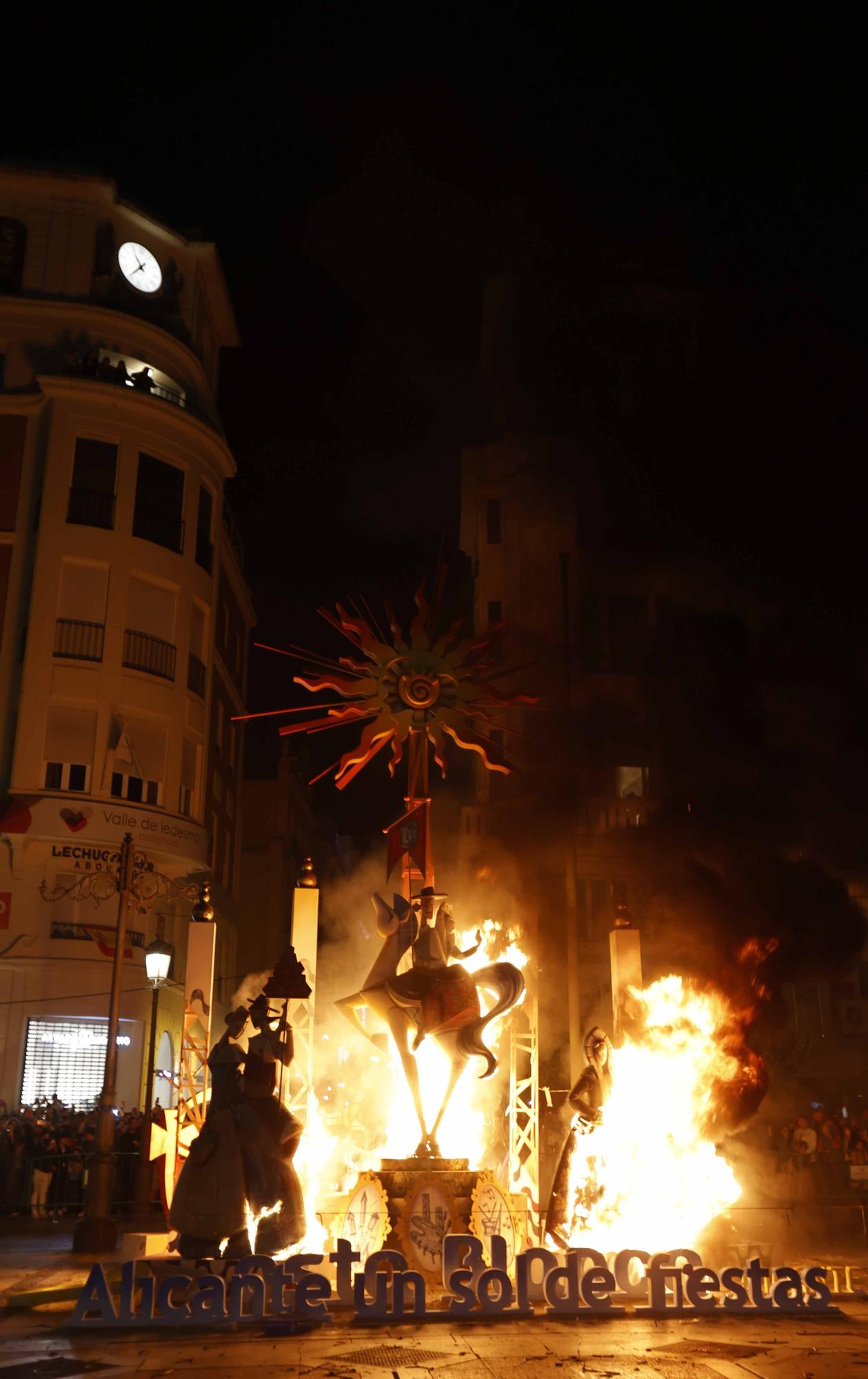 Pasacalles de las bellezas  y cremà Hogueras de Sant Joan en Córdoba