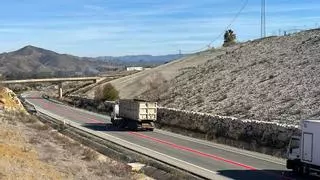 Novedad en la DGT: las nuevas líneas rojas que mejorarán la seguridad en la carretera