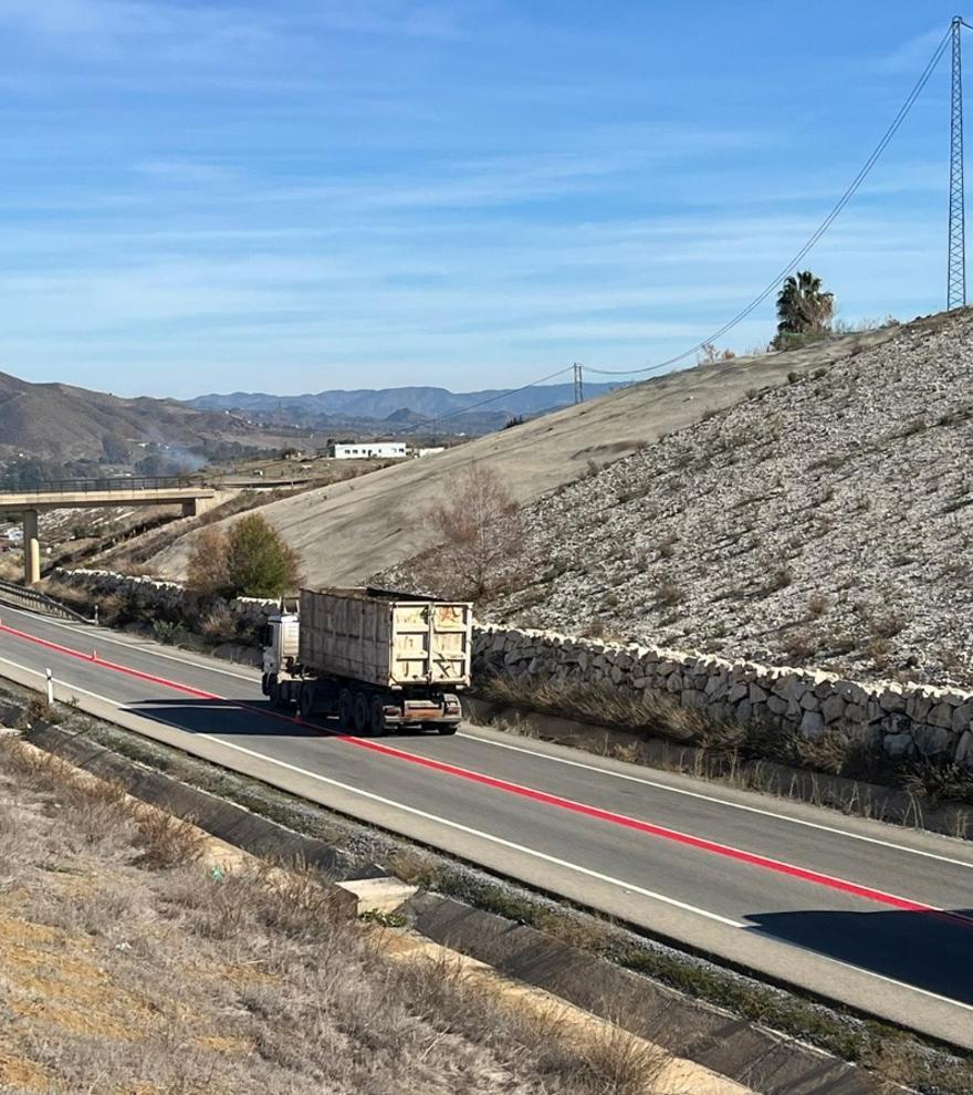 Novedad en la DGT: las nuevas líneas rojas que mejorarán la seguridad en la carretera