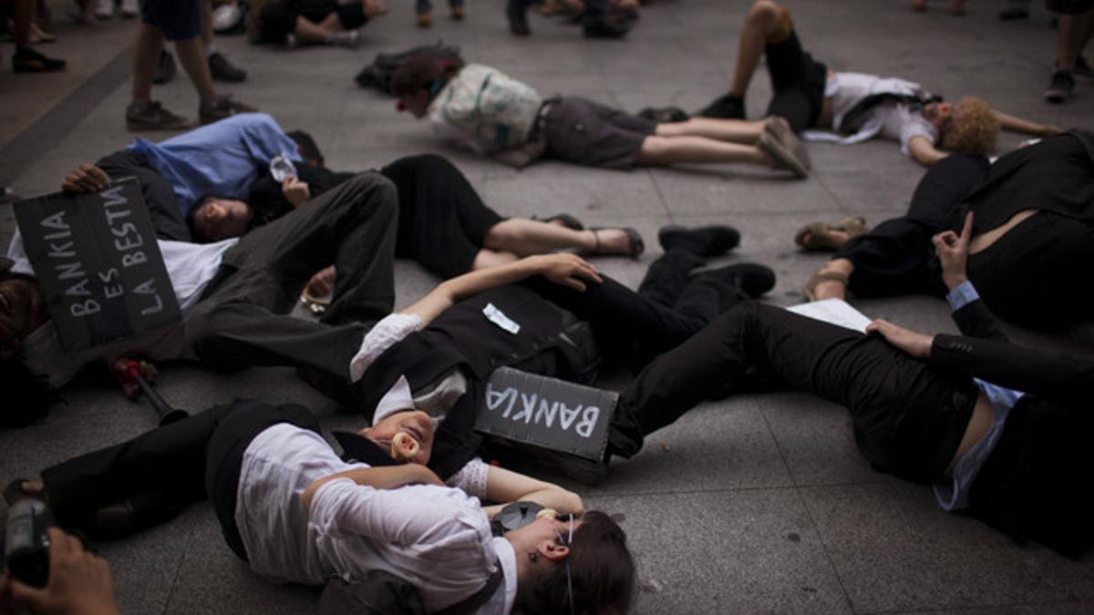 Protesta ante una sede de Bankia en Barcelona, este sábado. AP
