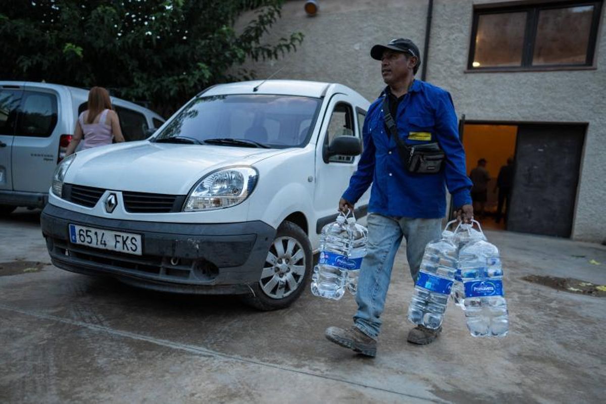 Reparto de agua embotellada a los vecinos de la Vilella Baixa (Priorat) debido a la sequia, el año pasado.